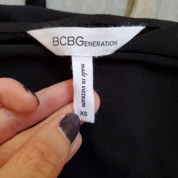 BCBGeneration Black VNeck Faux Wrap Gathered Tank Romper Womens XSmall - Picture 4 of 6